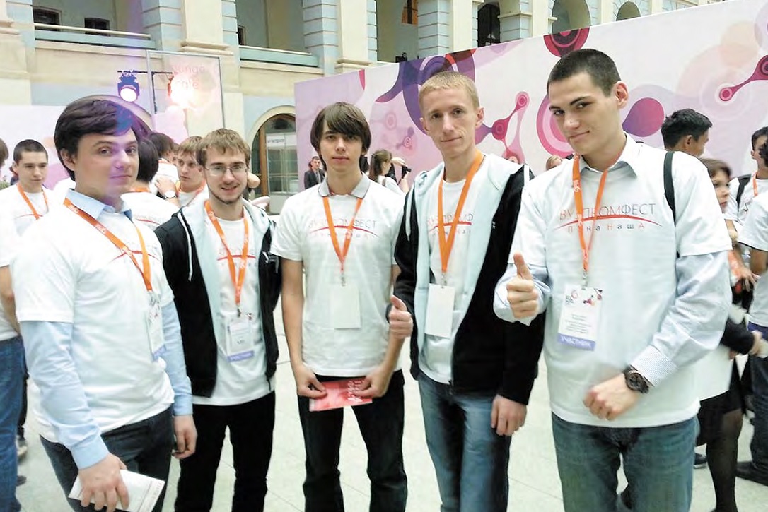 Александр Трусов (второй справа) на фестивале "Вузпромфест-2014"